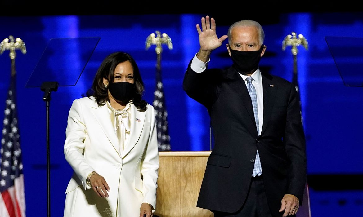 Joe Biden e Kamela Harris tomam posse em uma cerimônia virtual para poucos convidados