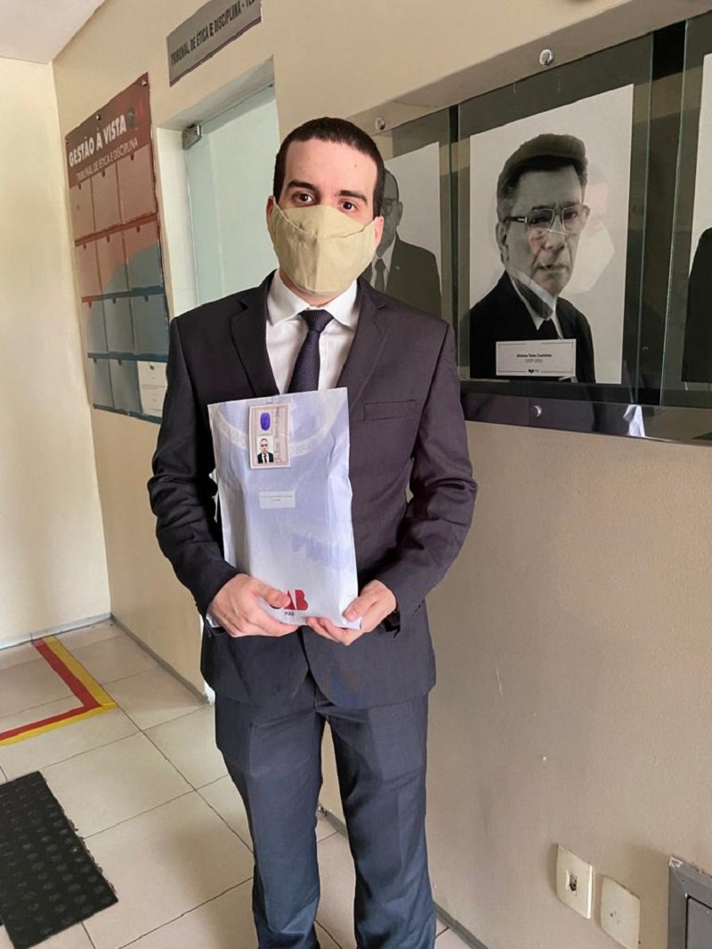 José Ulisses posa ao lado da foto do amigo da família, o advogado Afonso Teles Coutinho, ex-presidente do Tribunal de Ética da OAB por três mandatos (Foto: Silvana Castro/JTNEWS) José Ulisses posa ao lado da foto do amigo da família, o advogado Afonso Teles Coutinho, ex-presidente do Tribunal de Ética da OAB por três mandatos (Foto: Silvana Castro/JTNEWS)