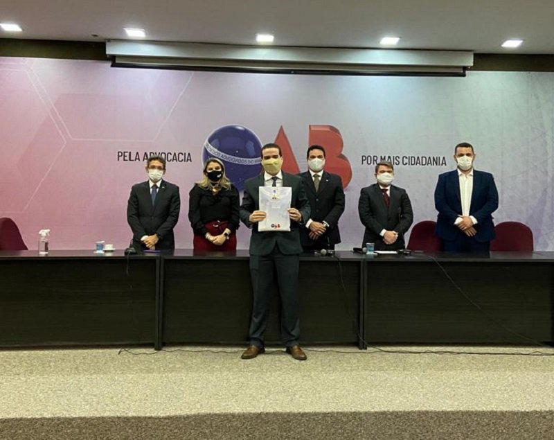 José Ulisses Stevenson Oliveira, um dos advogados mais jovens do Brasil recebe a carteira da OAB no Piauí (Foto: Silvana Castro/JTNEWS) José Ulisses Stevenson Oliveira, um dos advogados mais jovens do Brasil recebe a carteira da OAB no Piauí (Foto: Silvana Castro/JTNEWS)