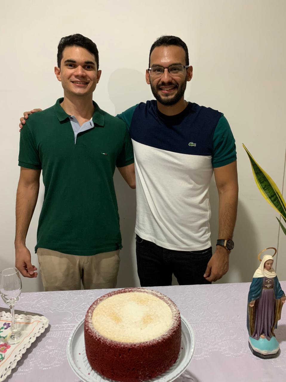 Jovens primos, médico Thiago Morais e o advogado Kayo Coutinho Moraes: uma alegria só (Foto: Francisca Teles/JTNEWS)