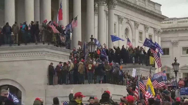Manifestantes invadem Congresso, em Washington