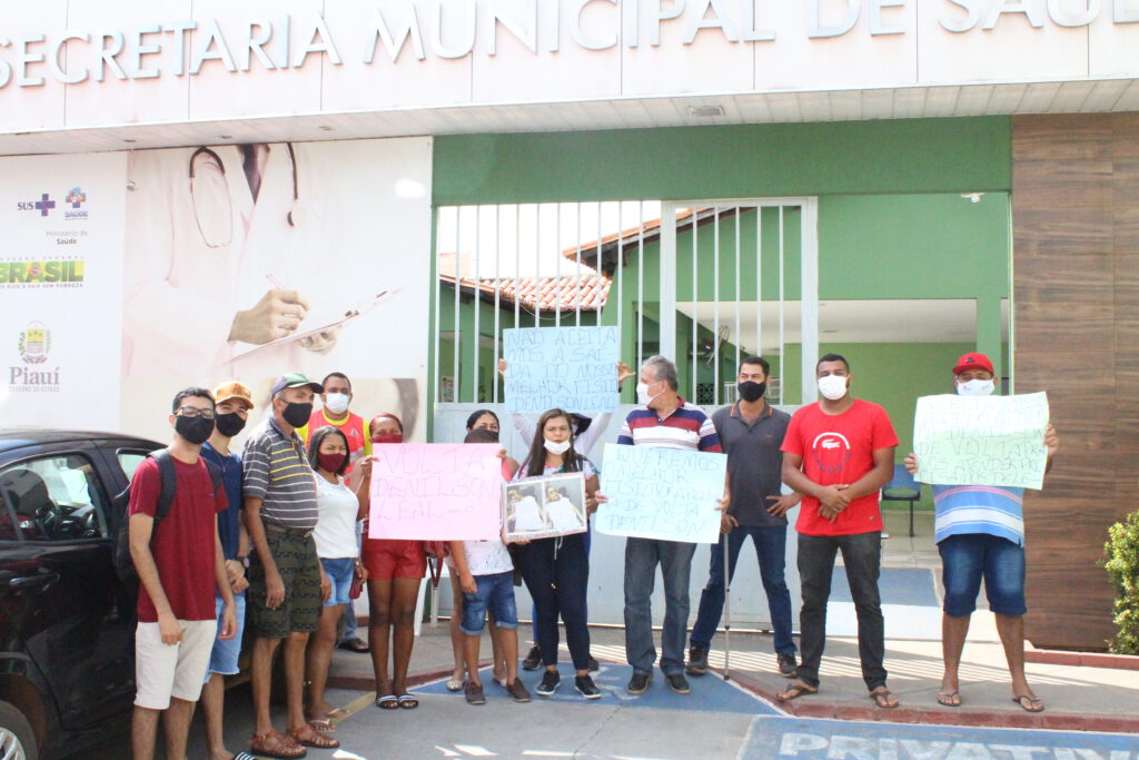 Manifestantes na sede da Secretaria de Saúde