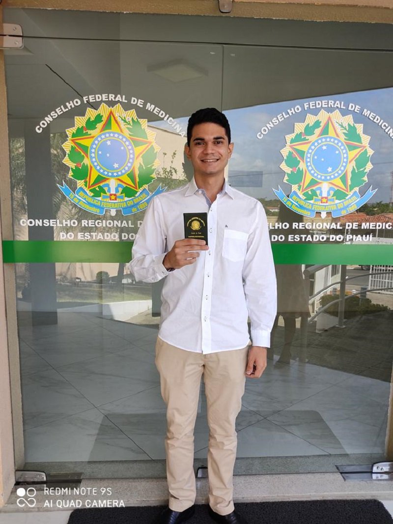 Médico Thiago Morais: transborda alegria ao expor sua carteira de médico (Foto: Francisca Teles/JTNEWS)