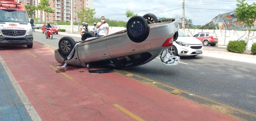 Motorista perde o controle do carro e capota na Av. Raul Lopes