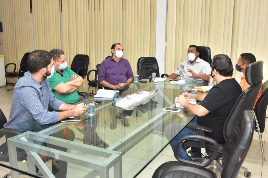O prefeito Joel Rodrigues em reunião com o vice-prefeito Antônio Reis e secretários