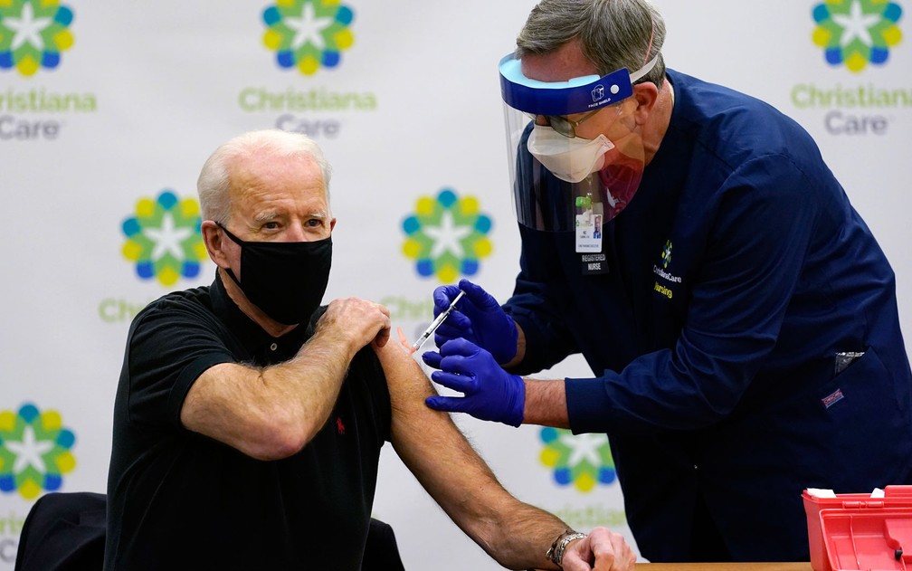 O presidente eleito dos EUA, Joe Biden, recebe sua segunda dose de vacina contra o coronavírus no ChristianaCare Christiana Hospital, em Delaware, nesta segunda-feira (11)