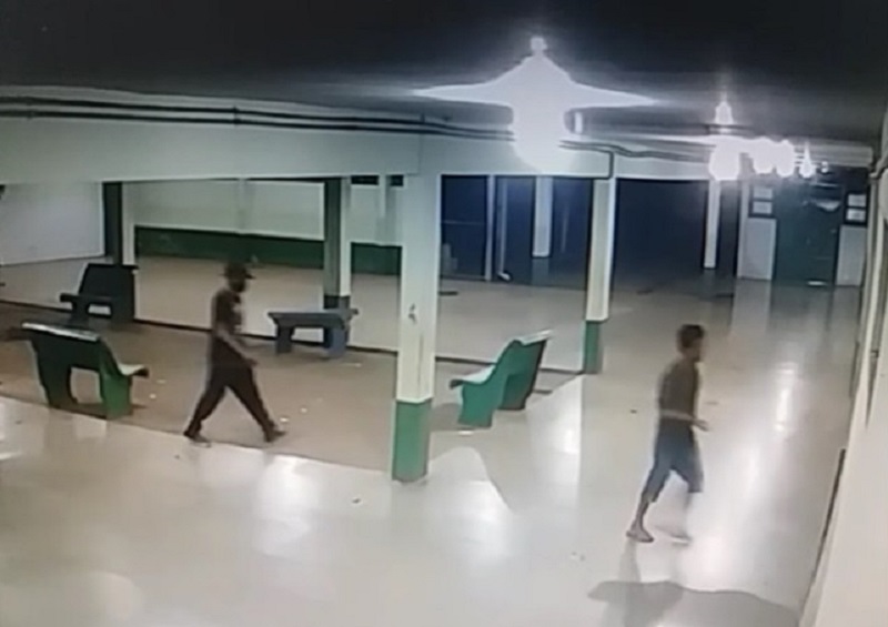Os dois assaltantes no pátio da escola