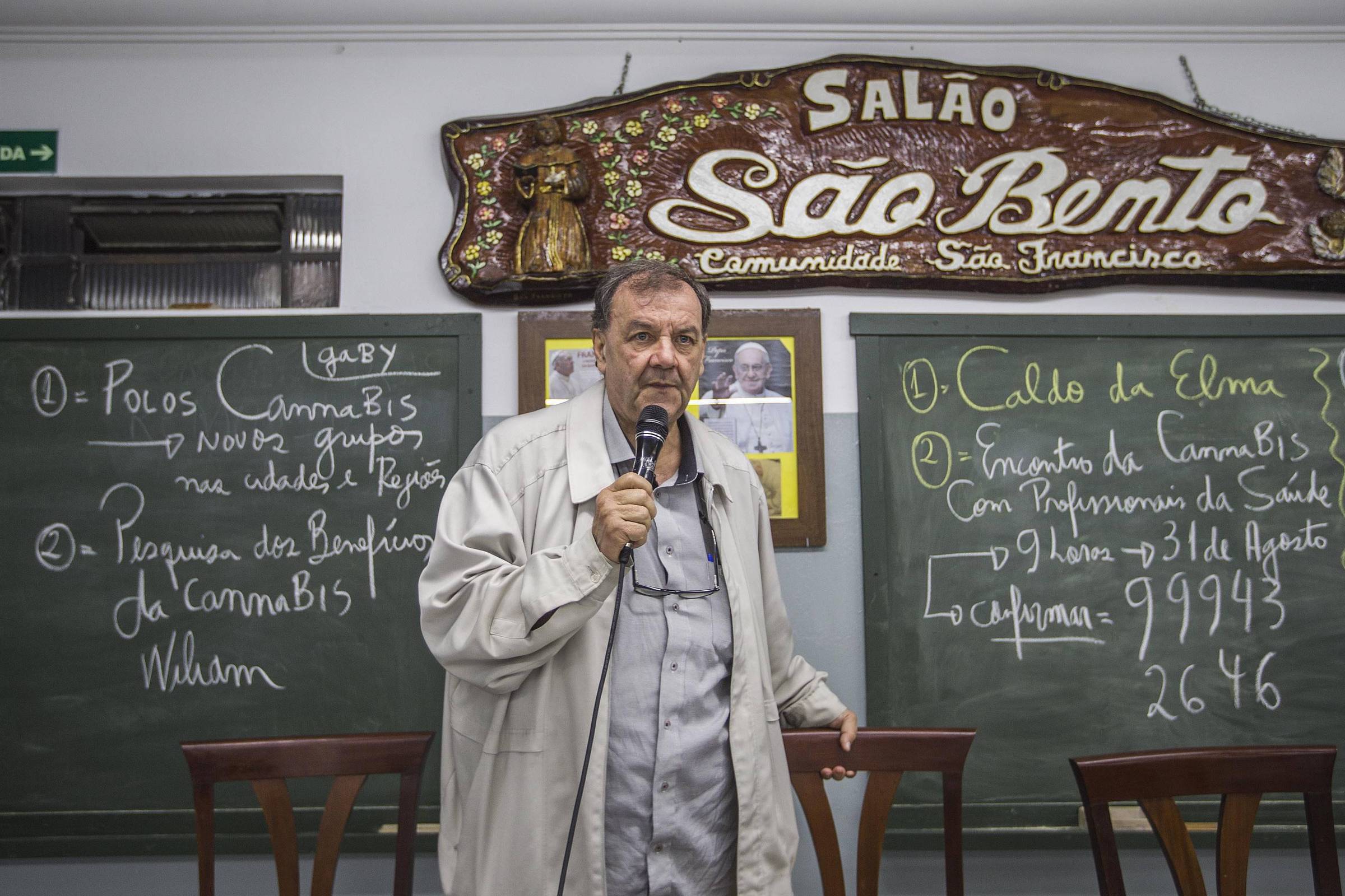 Padre Ticão no curso sobre maconha medicinal, na Igreja São Francisco de Assis, em Ermelino Matarazzo, no extremo leste paulistano