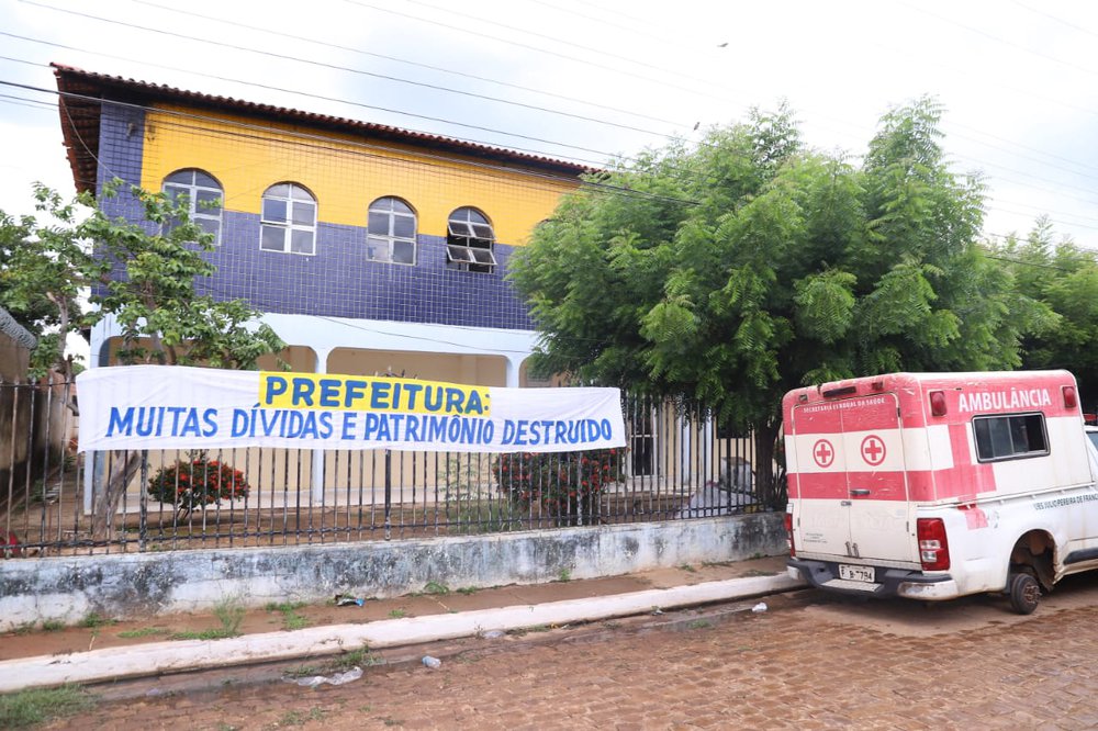 O prefeito Saulo Trajano colocou todos os veículos do município em frente à prefeitura (Foto: Divulgação/Prefeitura de Passagem Franca) O prefeito Saulo Trajano colocou todos os veículos do município em frente à prefeitura (Foto: Divulgação/Prefeitura de Passagem Franca)