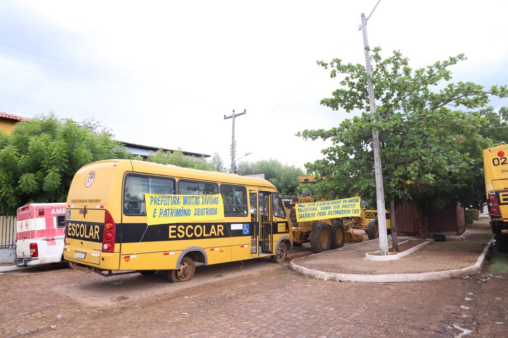 Veículos do municípios estão abandonados e quebrados (Foto: Divulgação/Prefeitura de Passagem Franca) Veículos do municípios estão abandonados e quebrados (Foto: Divulgação/Prefeitura de Passagem Franca)