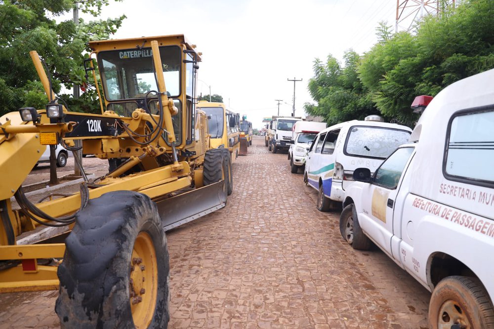 O prefeito Saulo Trajano colocou todos os veículos do município em frente à prefeitura (Foto: Divulgação/Prefeitura de Passagem Franca) O prefeito Saulo Trajano colocou todos os veículos do município em frente à prefeitura (Foto: Divulgação/Prefeitura de Passagem Franca)