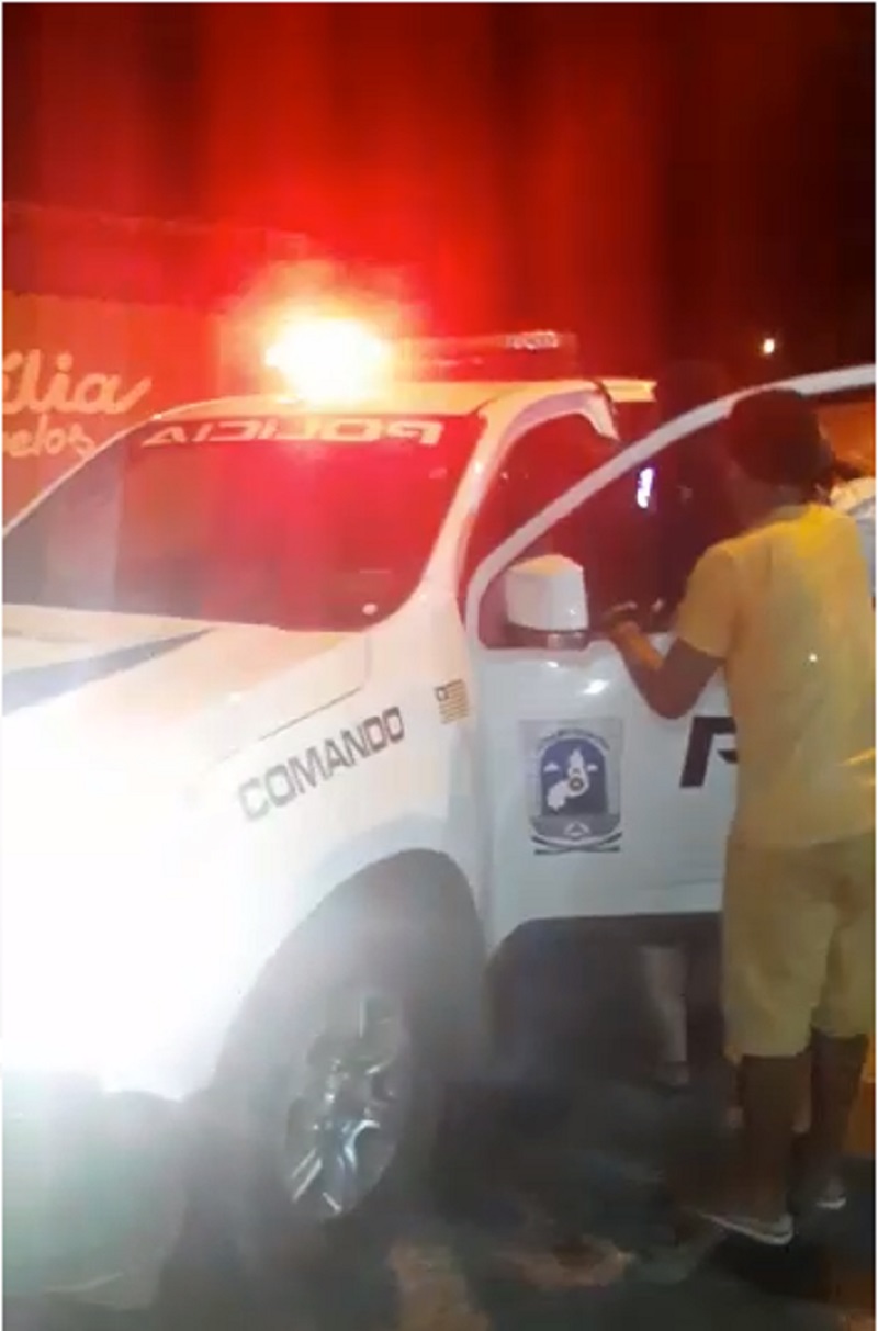 Populares segurando a viatura da Polícia Militar para impedir os cabos de deixarem o local