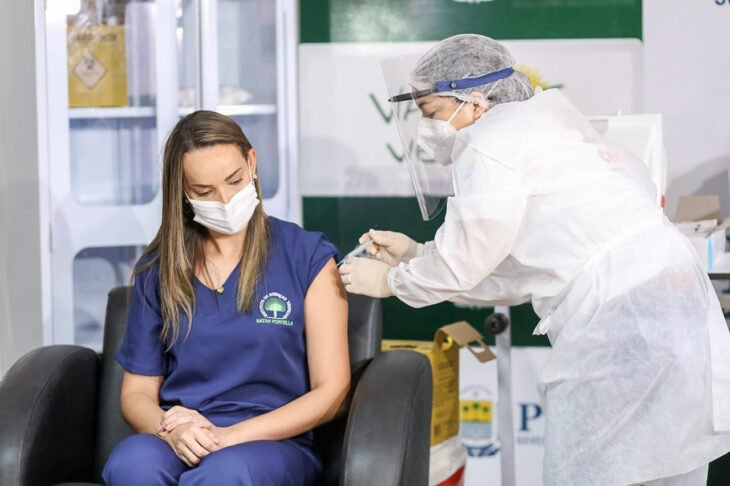 primeiro grupo prioritário recebe vacina no Piauí (Foto: Ascom/Governo/PI) primeiro grupo prioritário recebe vacina no Piauí (Foto: Ascom/Governo/PI)