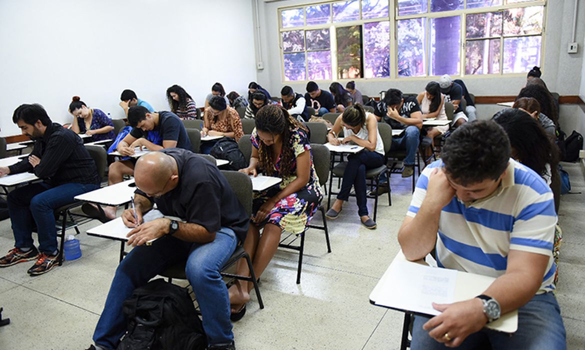 Provas para ensino fundamental e médio serão no dia 25 de abril