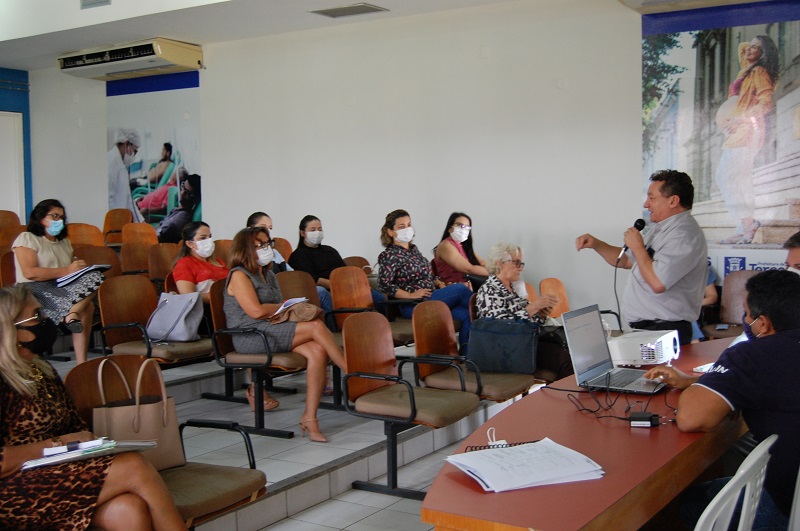 Reunião entre o presidente da FMS, Gilberto Albuquerque, representantes dos hospitais do município e os membros do COE