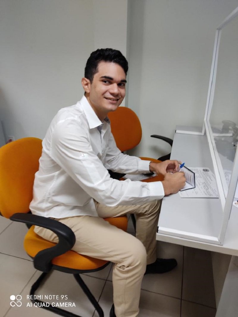 Thiago Morais no momento em que assina o compromisso profissional de médico no CRM (Foto: Francisca Teles/JTNEWS)