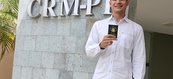 Thiago Morais: com alegria recebe sua carteira de médico, consciente da responsabilidade da missão a cumprir