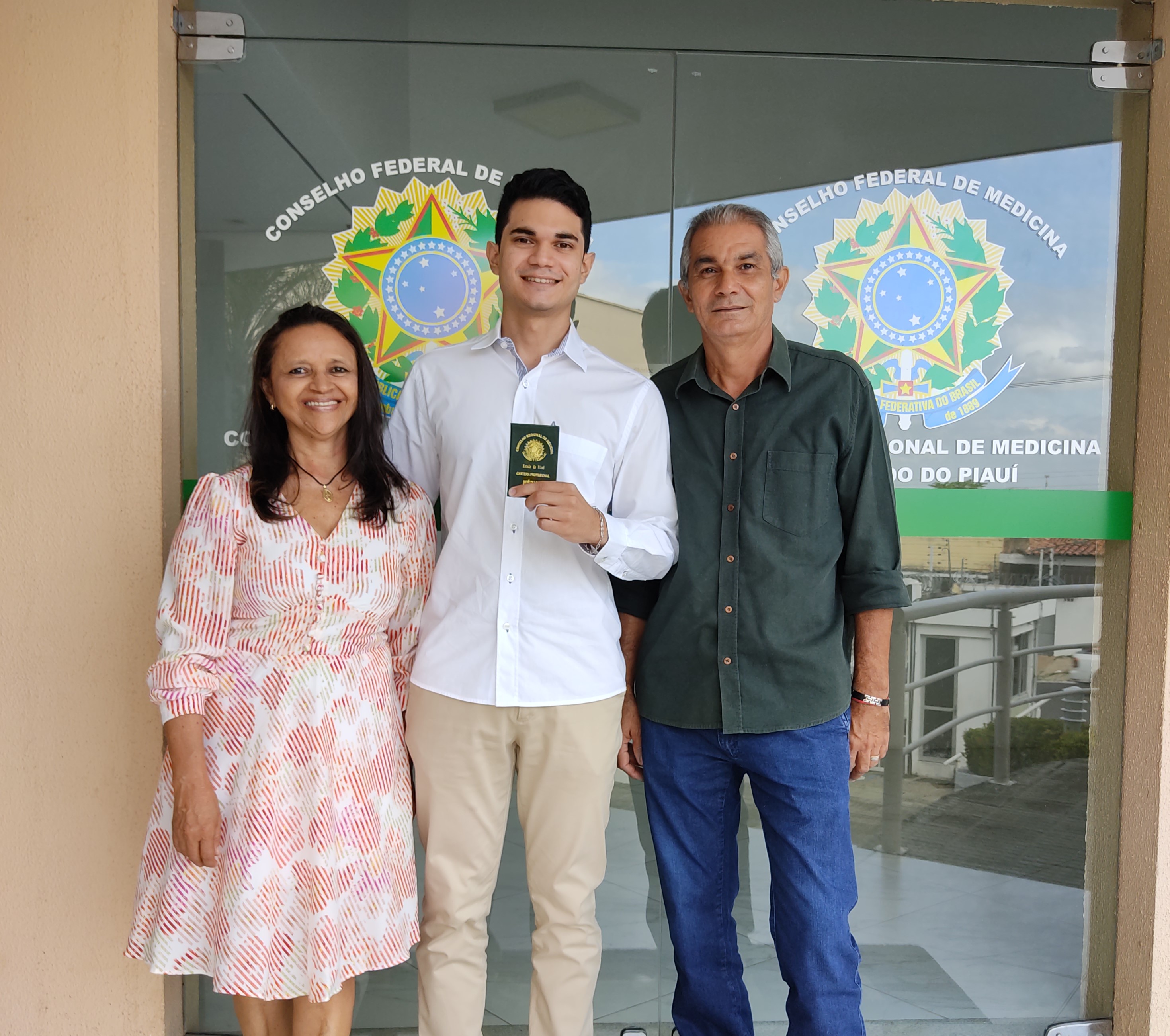 Thiago Morais ladeado pela sua mãe Maria do Socorro e seu pai Francisco Moraes