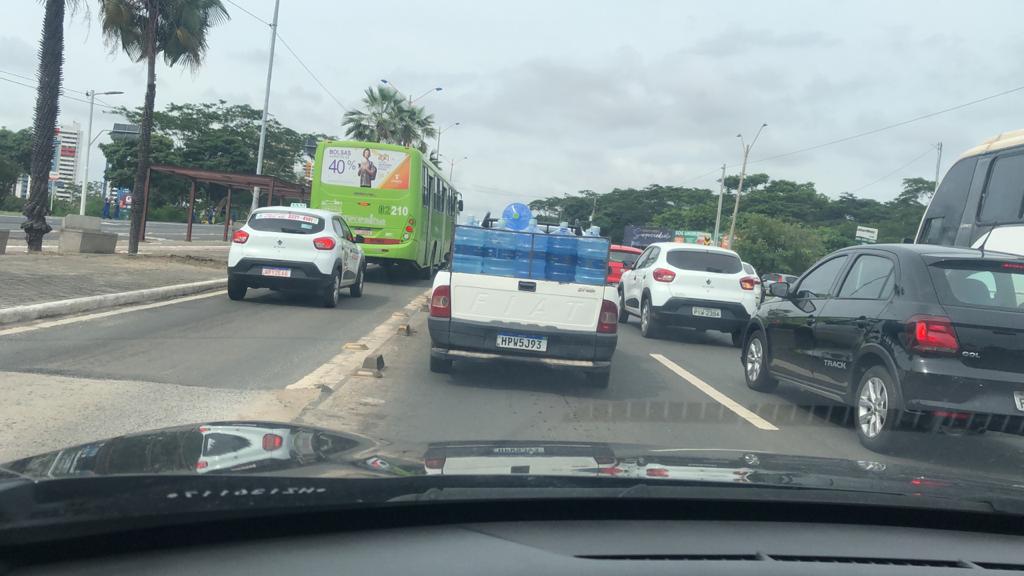 Veículos estão desviando na rotatória que leva ao shopping Riverside, impedidos de atravessar por conta da manifestação