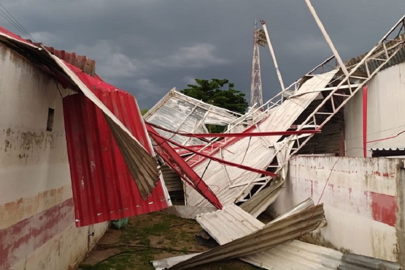 Vento forte derruba cobertura no Estádio Ytacoatiara