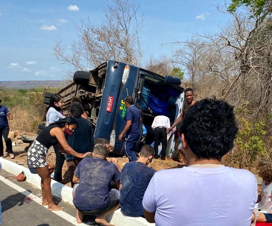 Acidente com ônibus deixa mortos e feridos