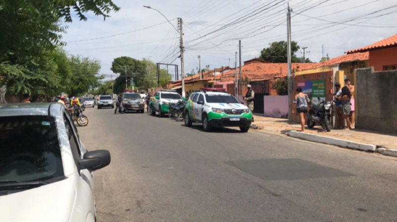 Adolescente é assassinada a tiros no quintal de casa