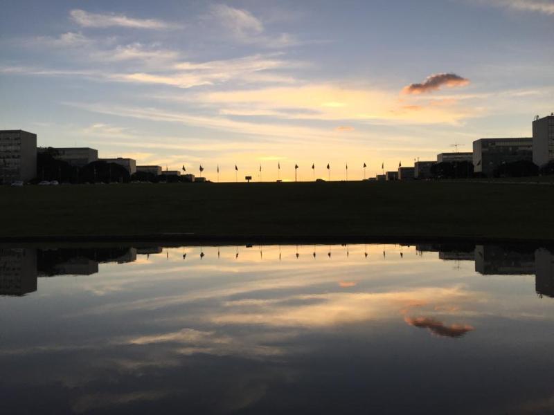 Brasília: Alameda dos Ministérios ao anoitecer