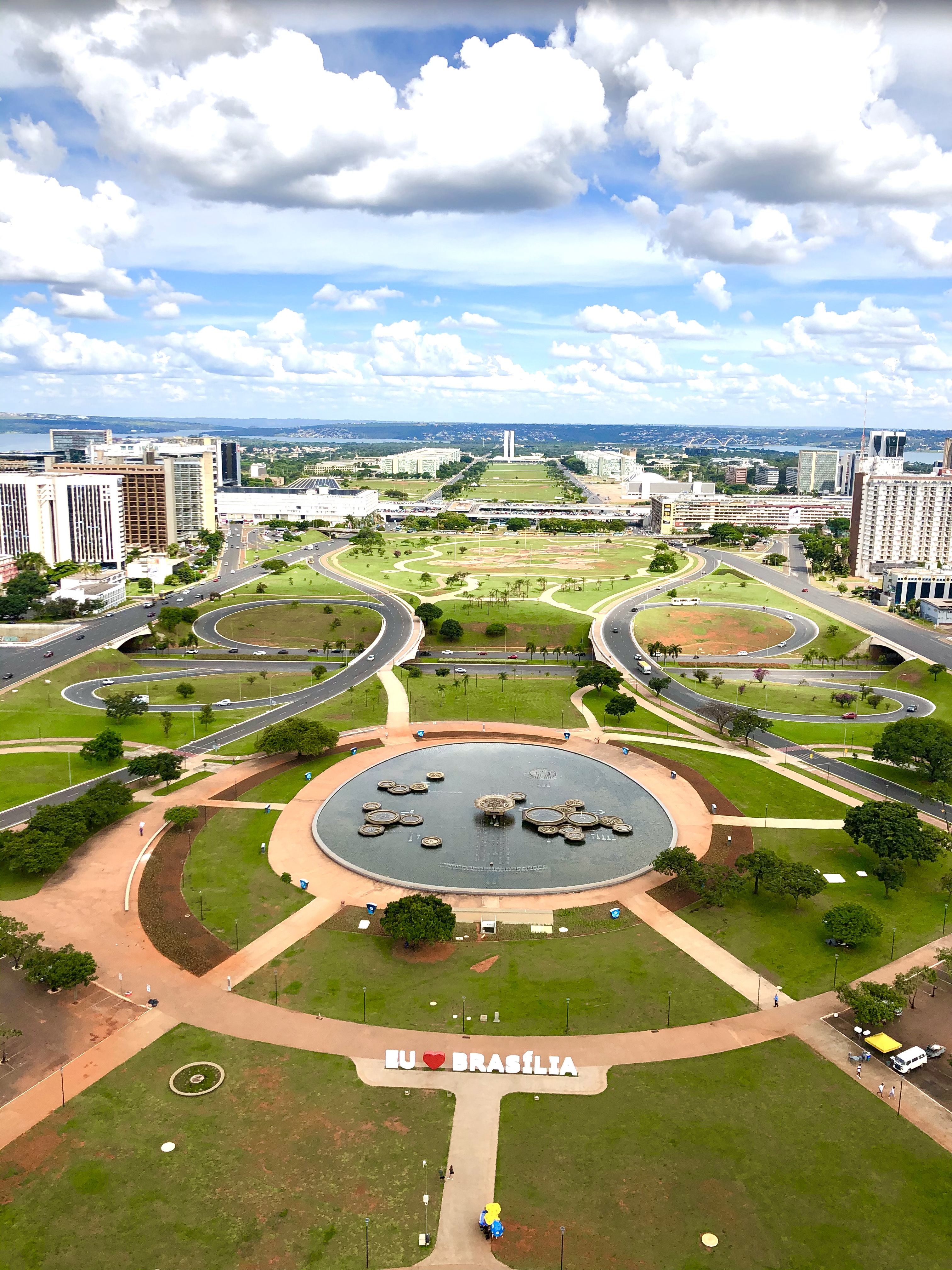 Eixo Monumental: Praças e Jardins (Rascunhos de 1970 e conclusão da obra em 2015)