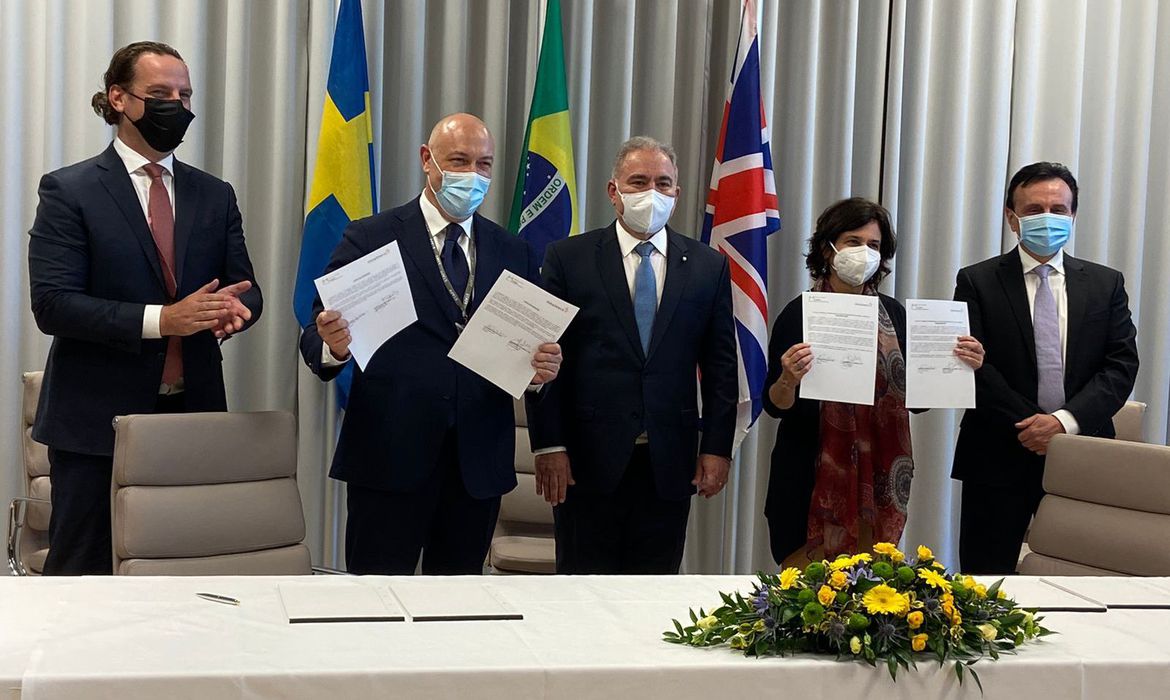 Fiocruz e AstraZeneca assinam acordo para importação de IFA em 2022