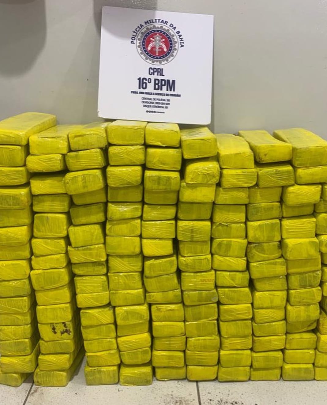 Foram apreendidos 143 tabletes de maconha, totalizando 130 kg da droga