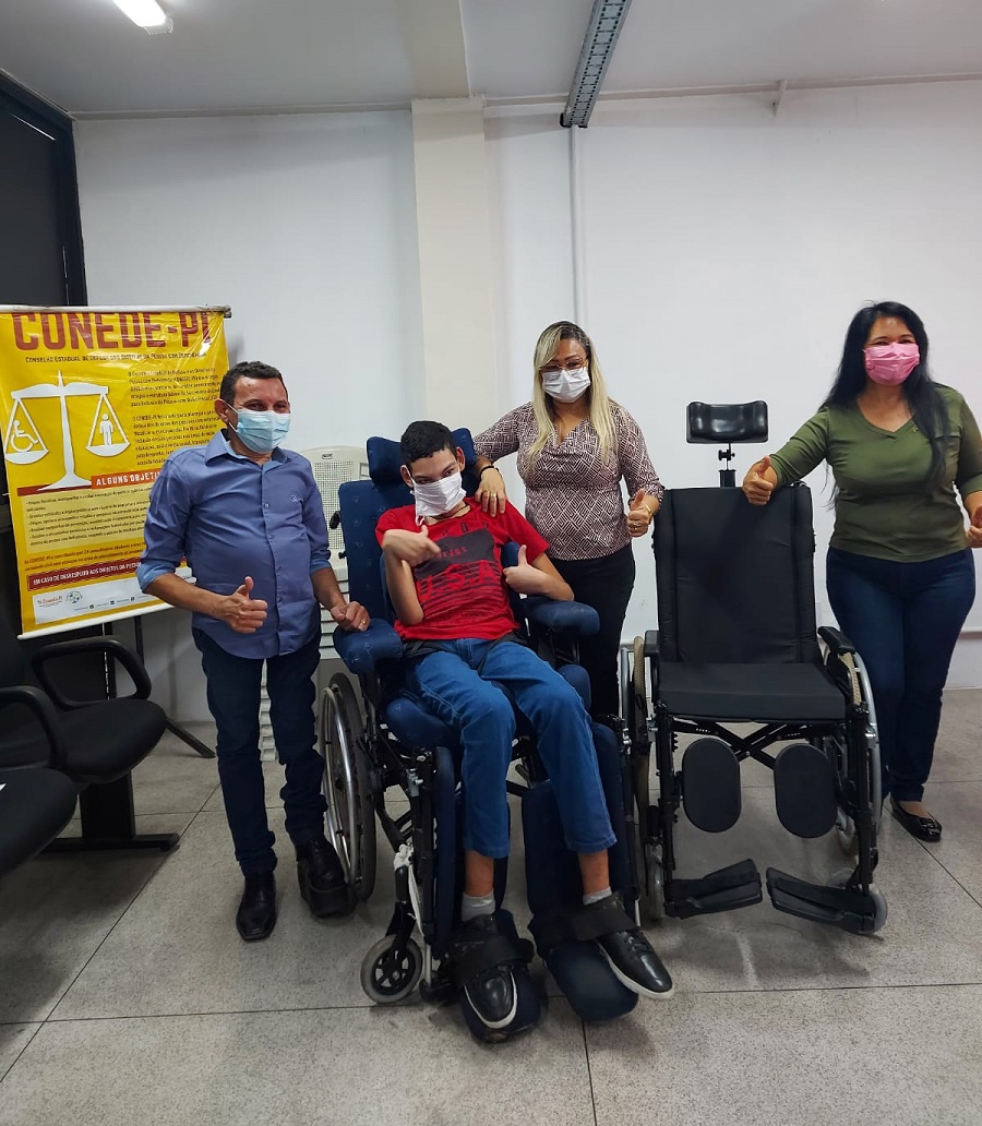 Gilmara Costa ao lado do filho, Francisco Edson do Nascimento Neto ao receber cadeiras de rodas