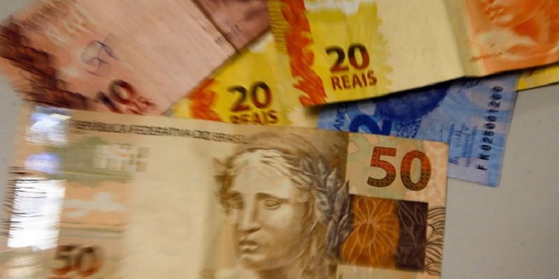 Governo agora estuda pagar duas parcelas adicionais de R$ 100 para os beneficiários do Auxílio Brasil