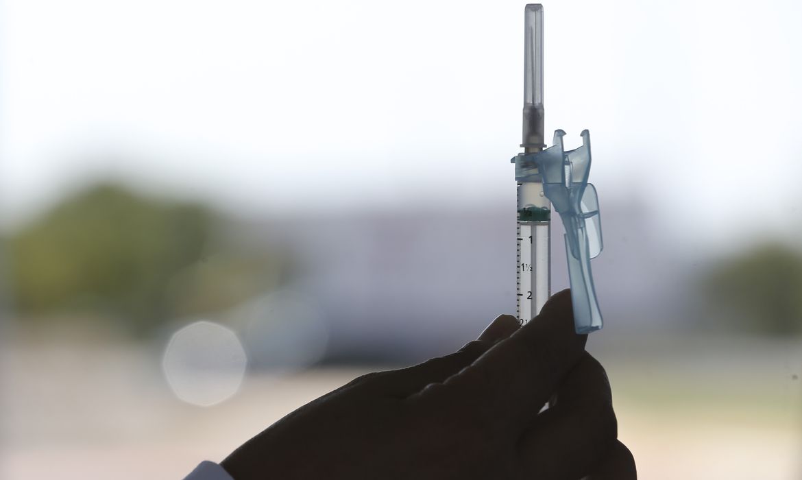 Mais um lote doses da vacina Comirnaty chega ao Brasil