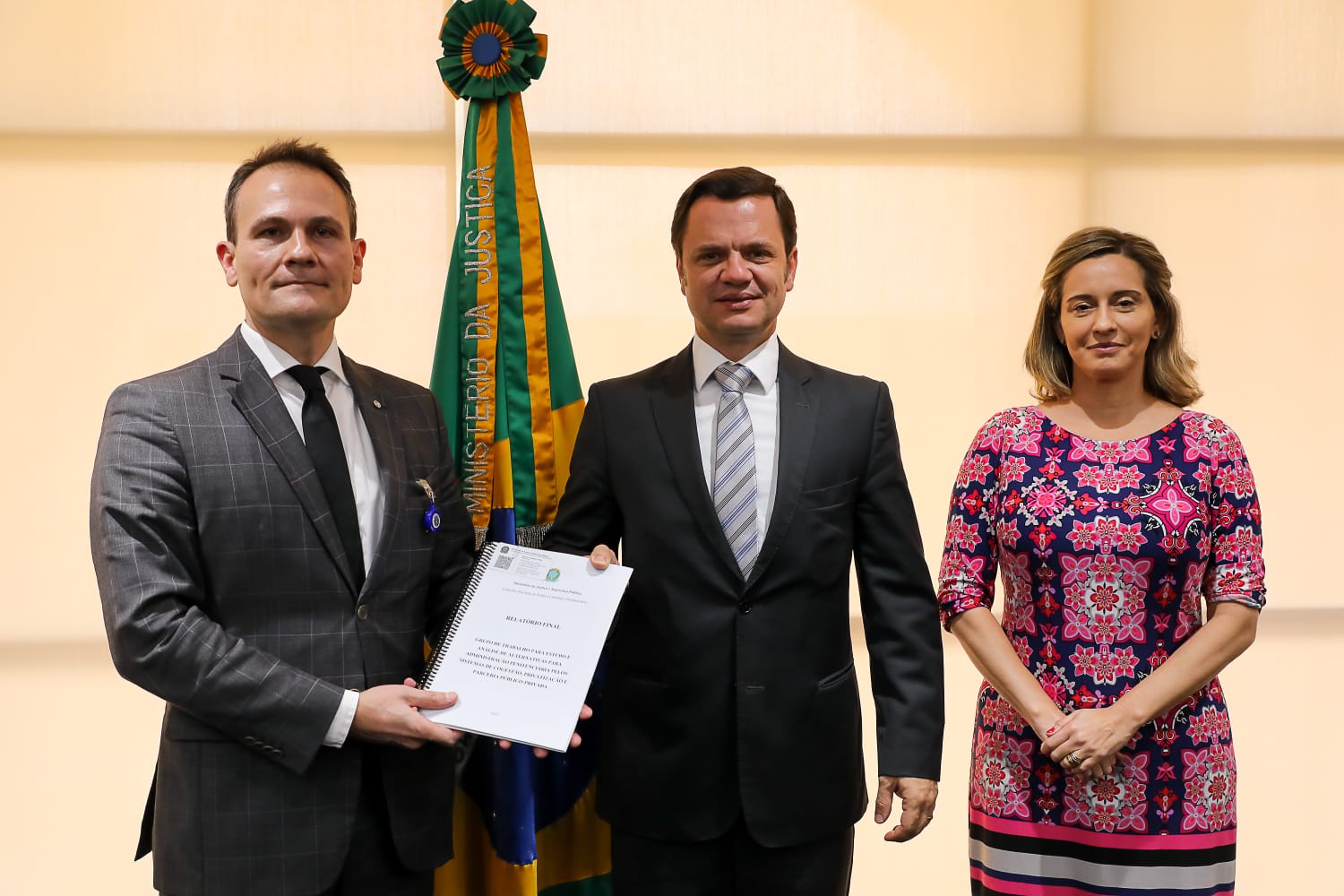 Ministro da Justiça, Anderson Torres ladeado pelo juiz Márcio Schiefler presidente do CNPCP do Ministério da Justiça e Tânia Fogaça diretora do Depen