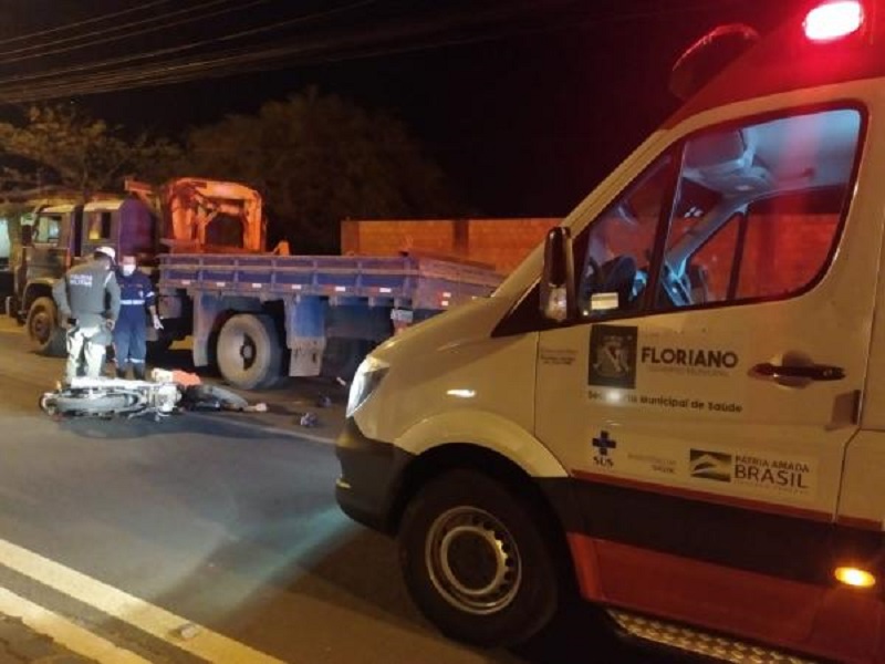 Motociclista morre ao colidir na traseira de caminhão