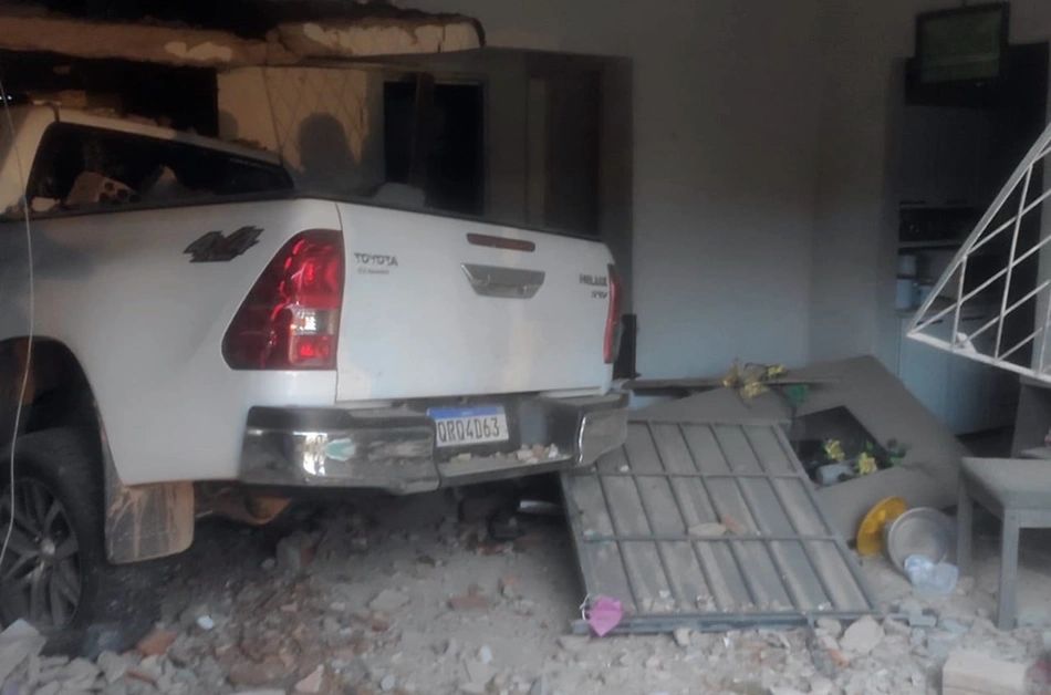 Motorista de Hilux invade casa e destrói muro