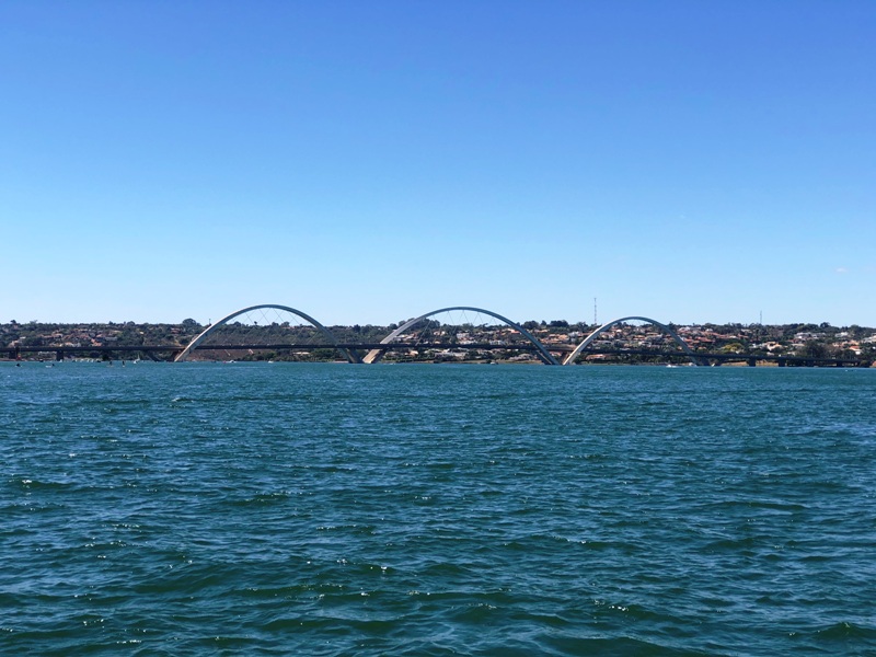 Ponte JK: Durante um passeio de barco pelo Lago Paranoá