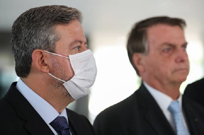 Presidente da Câmara, Arthur Lira (PP-AL) e logo atrás o presidente da República, Jair Bolsonaro