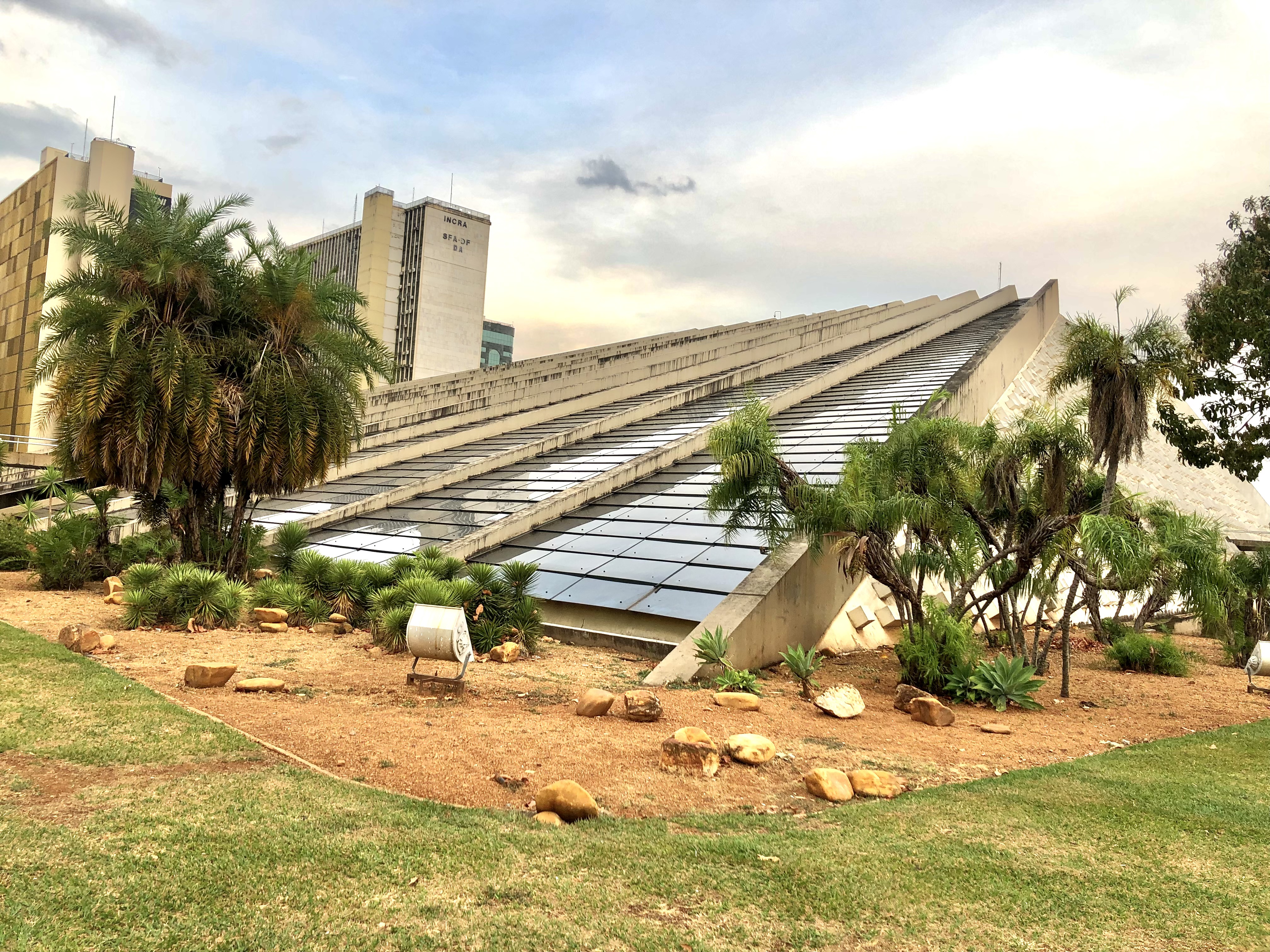 Teatro Nacional Cláudio Santoro: Necessita de cuidados e revitalizar o paisagismo.