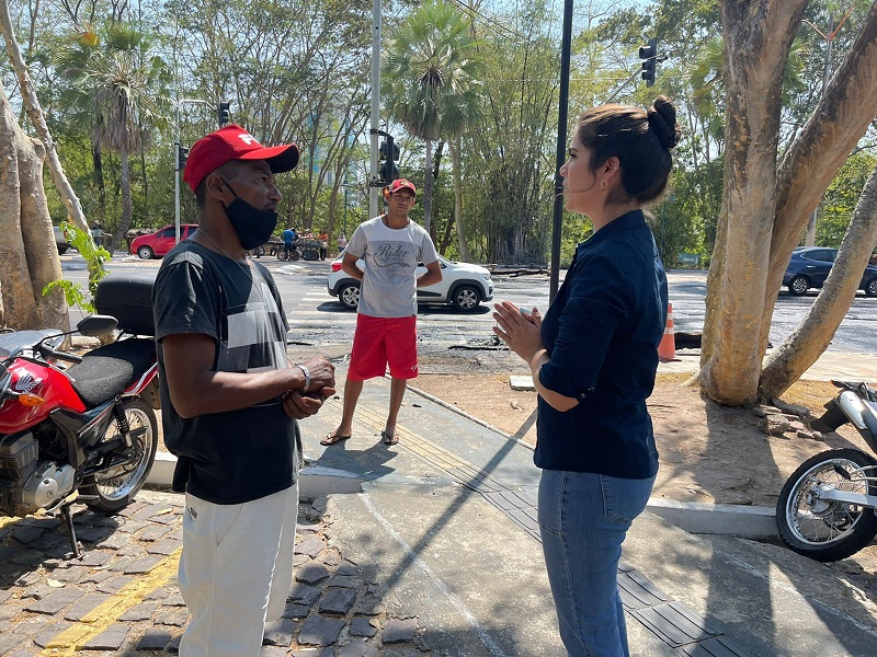 Vereadora Thanandra Sarapatinhas conversando com alguns doa carroceiros no dia da manifestação