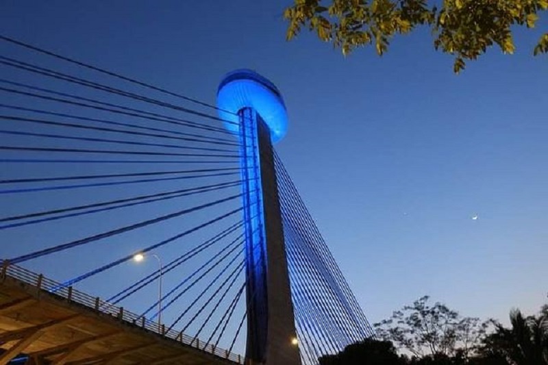 A Ponte Estaiada está azul em alusão ao diabetes e câncer de próstata