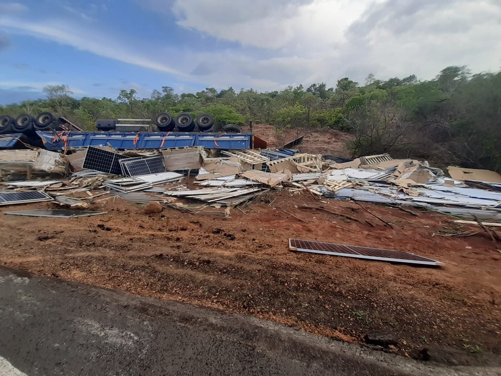 Carreta com placas solares tomba na BR-135, Sul do Piauí