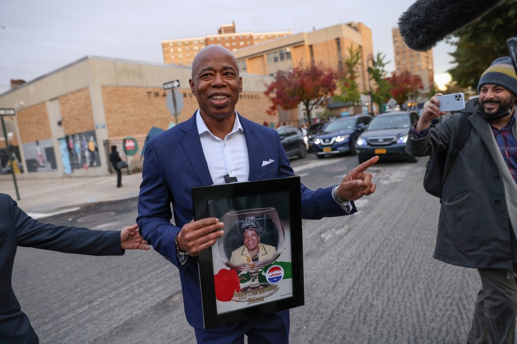 Eric Adams, novo prefeito de Nova York, segura foto de sua mãe após votar no Brooklyn