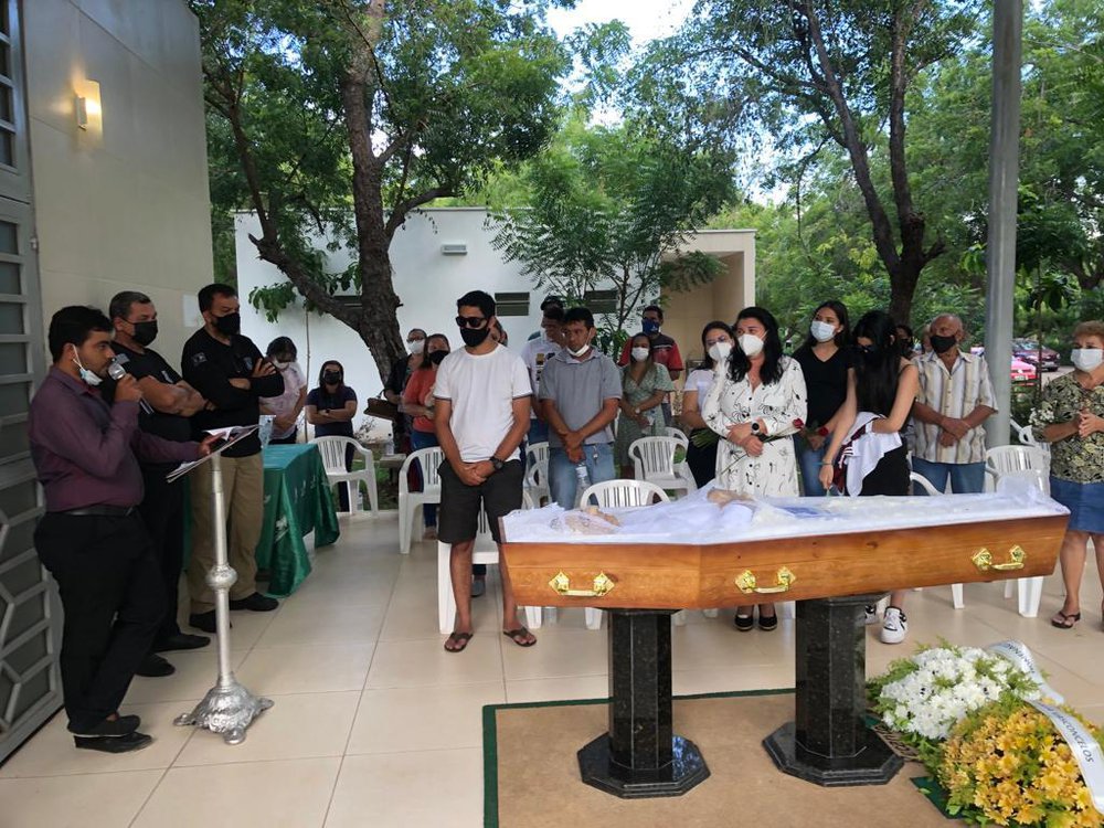Familiares se despedem do policial penal, Nilson Martins Vasconcelos (Foto: Jacinto Teles/JTNEWS) Familiares se despedem do policial penal, Nilson Martins Vasconcelos (Foto: Jacinto Teles/JTNEWS)