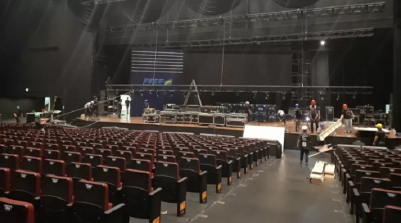 Funcionários desmontam palco do Centro de Convenções no mesmo horário (19h) em que estava previsto o anúncio da vencedor das prévias tucanas