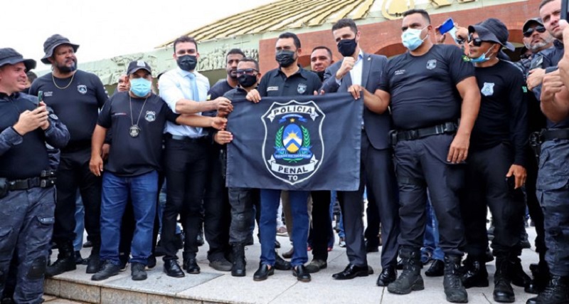 Governador Wanderlei Barbosa e policiais penais no Palácio Araguaia