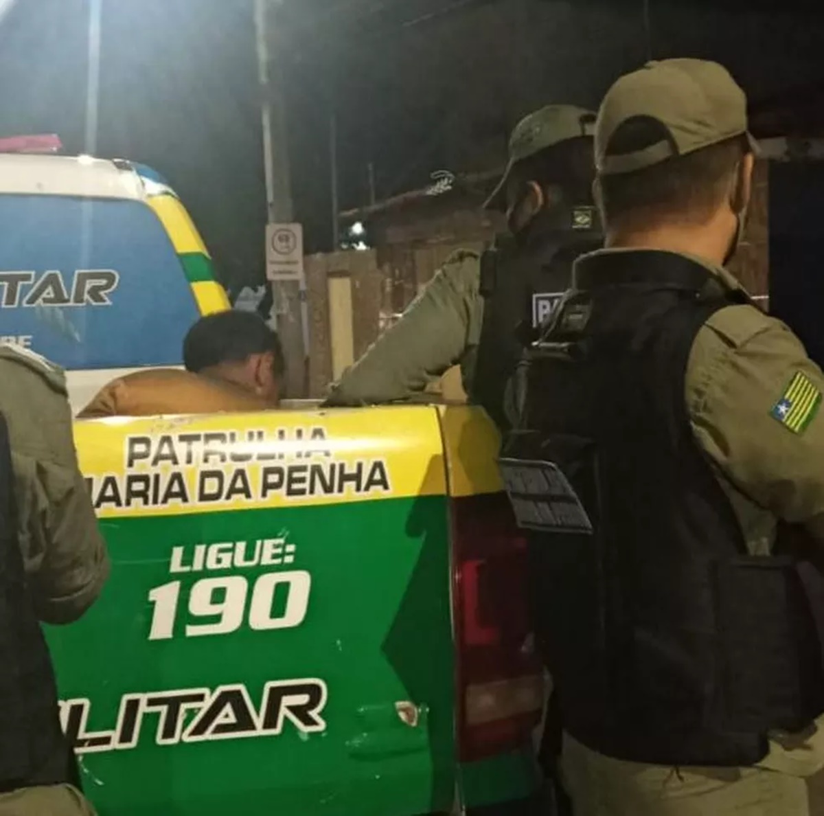 Homem entra em viatura da PM para fugir de linchamento