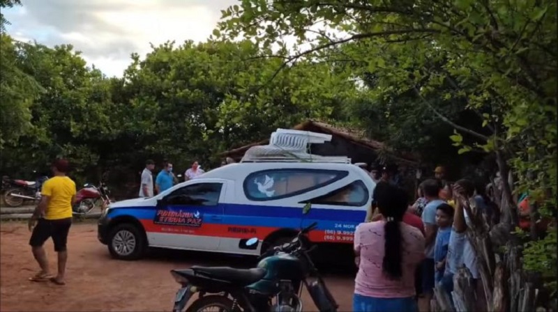 Homem morre eletrocutado após ser atingido por fio de alta tensão