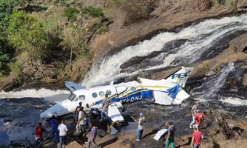 Homem morre em queda de avião de Marília Mendonça