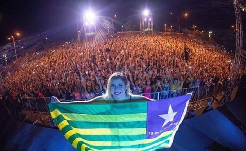 Marília Mendonça durante show em Teresina (PI)